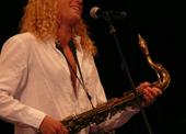 Zpěvák a saxofonista David Wiljo Kangas z USA