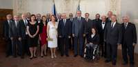 Foto: Předseda Senátu s oceněnými osobnostmi a senátory. Zdroj: www.senat.cz.