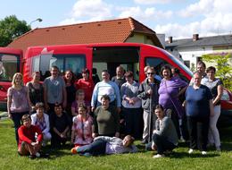 Klienti a zaměstnanci Domu sv. Josefa děkují všem dárcům Tříkrálové sbírky za nový mikrobus se speciální úpravou pro hendikepované, který byl zakoupen z výtěžku sbírky v letech 2014 až 2016. 