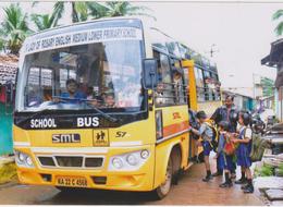 Školní autobus pro chudé indické děti ze vzdálených osad, který byl pořízen z výtěžku sbírky určeného na humanitární pomoc, už brázdí po indických cestách. Foto: archiv Adopce na dálku Diecézní charity Hradec Králové