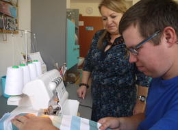 Díky Tříkrálové sbírce si mohli v dílnách Miriam v Králíkách pořídit nový šicí stroj, na kterém hendikepovaní klienti šijí originální dárkové předměty Díky Tříkrálové sbírce si mohli v dílnách Miriam v Králíkách pořídit nový šicí stroj, na kterém hendikepovaní klienti šijí originální dárkové předměty